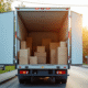 Camion de déménagement spacieux avec portes ouvertes