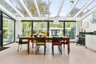 Véranda moderne à Besançon : idées pour un espace lumineux et agréable